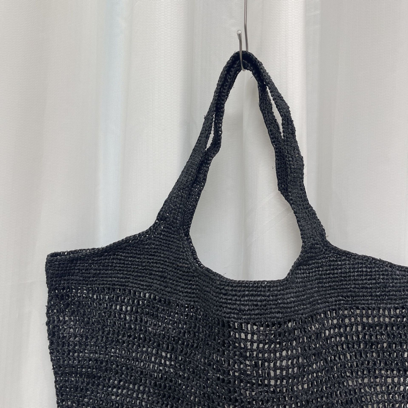 Geantă Tote din raffia — formă orizontală pătrată, deschidere deschisă, căptușeală din bumbac, buzunar pentru documente, bretele duble, stil urban