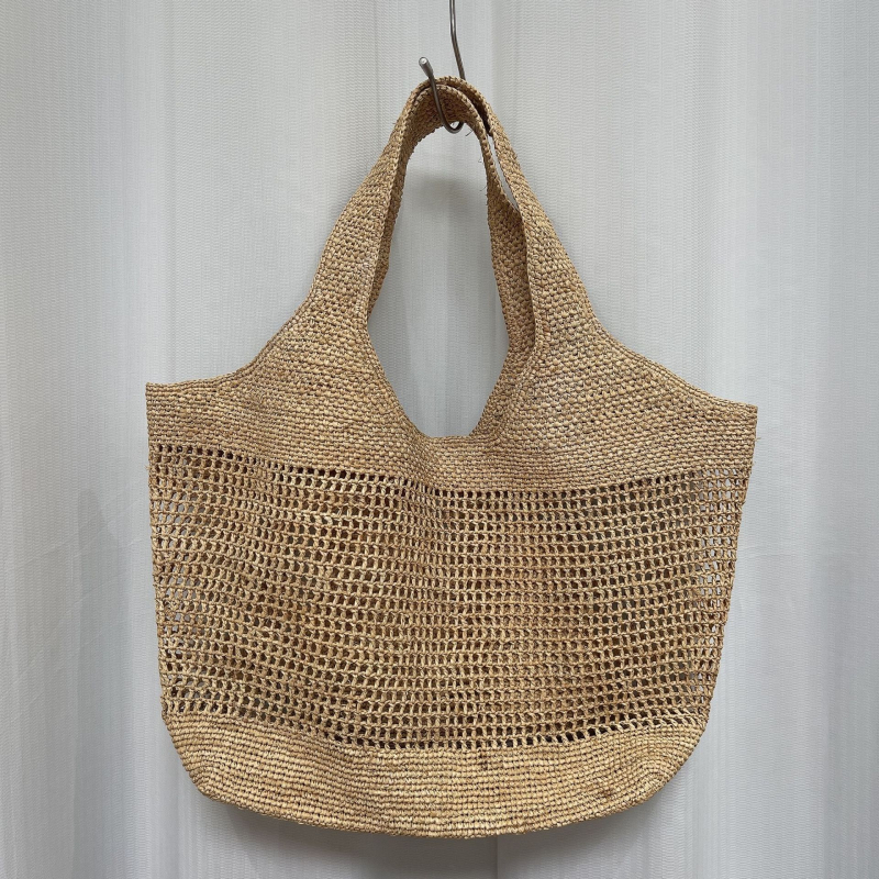 Geantă Tote din raffia — formă orizontală pătrată, deschidere deschisă, căptușeală din bumbac, buzunar pentru documente, bretele duble, stil urban