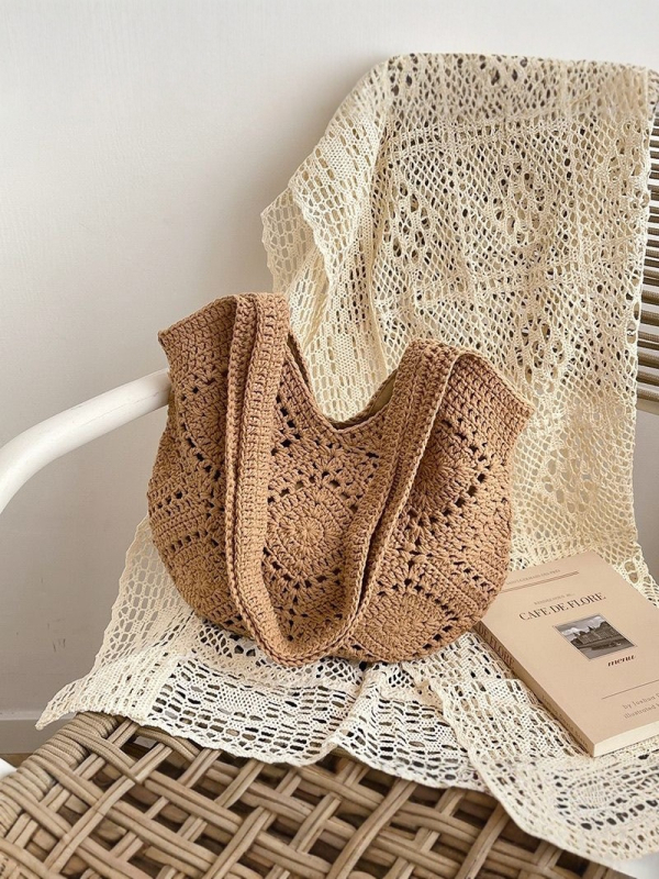 Kaleer szalmából készült, szövött válltáska, függőleges négyzetes formájú, nyitott felső, belső bélés nélkül, dupla vállpánt, mindennapi használatra