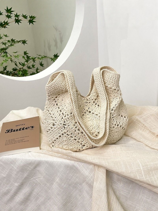 Kaleer szalmából készült, szövött válltáska, függőleges négyzetes formájú, nyitott felső, belső bélés nélkül, dupla vállpánt, mindennapi használatra