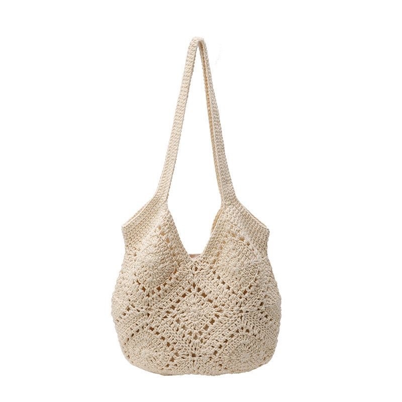 Kaleer szalmából készült, szövött válltáska, függőleges négyzetes formájú, nyitott felső, belső bélés nélkül, dupla vállpánt, mindennapi használatra