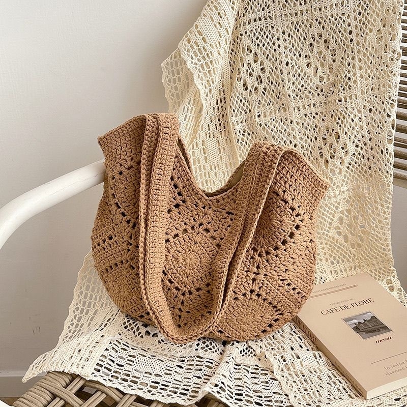 Kaleer szalmából készült, szövött válltáska, függőleges négyzetes formájú, nyitott felső, belső bélés nélkül, dupla vállpánt, mindennapi használatra