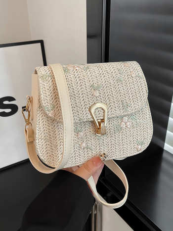 Crossbody torba za rame — slama, horizontalni kvadratni oblik, zatvaranje kapom, jedna naramenica, za svakodnevno nošenje (jesen 2025, ležerni stil)