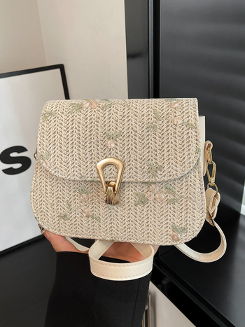 Crossbody torba za rame — slama, horizontalni kvadratni oblik, zatvaranje kapom, jedna naramenica, za svakodnevno nošenje (jesen 2025, ležerni stil)