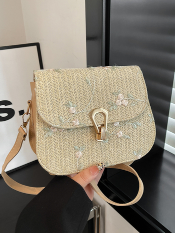 Crossbody torba za rame — slama, horizontalni kvadratni oblik, zatvaranje kapom, jedna naramenica, za svakodnevno nošenje (jesen 2025, ležerni stil)