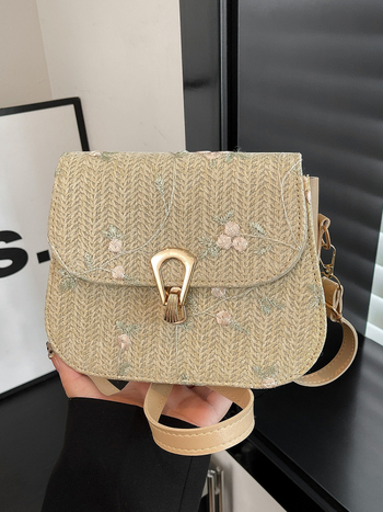 Crossbody torba za rame — slama, horizontalni kvadratni oblik, zatvaranje kapom, jedna naramenica, za svakodnevno nošenje (jesen 2025, ležerni stil)