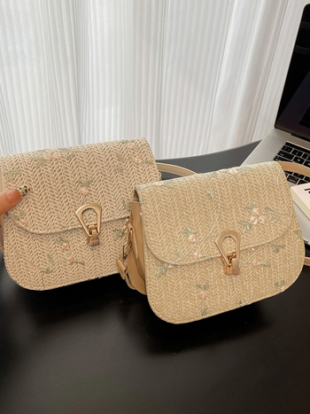 Crossbody torba za rame — slama, horizontalni kvadratni oblik, zatvaranje kapom, jedna naramenica, za svakodnevno nošenje (jesen 2025, ležerni stil)