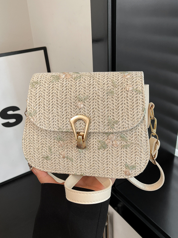 Crossbody torba za rame — slama, horizontalni kvadratni oblik, zatvaranje kapom, jedna naramenica, za svakodnevno nošenje (jesen 2025, ležerni stil)