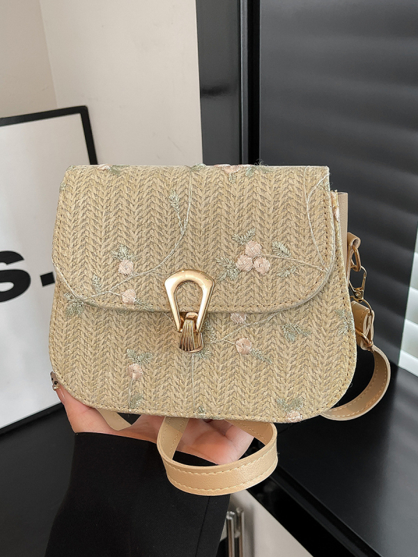 Crossbody torba za rame — slama, horizontalni kvadratni oblik, zatvaranje kapom, jedna naramenica, za svakodnevno nošenje (jesen 2025, ležerni stil)