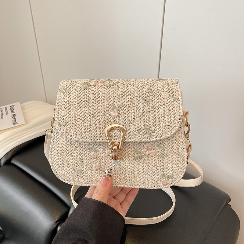 Crossbody torba za rame — slama, horizontalni kvadratni oblik, zatvaranje kapom, jedna naramenica, za svakodnevno nošenje (jesen 2025, ležerni stil)