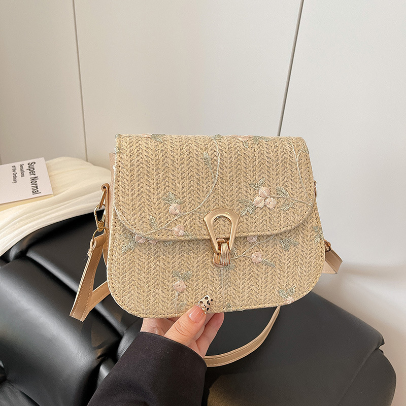 Crossbody torba za rame — slama, horizontalni kvadratni oblik, zatvaranje kapom, jedna naramenica, za svakodnevno nošenje (jesen 2025, ležerni stil)