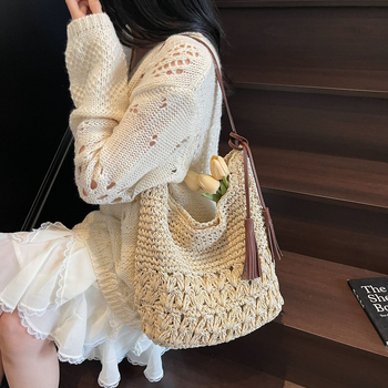 Válltáska szalmafonatból bojtokkal, városi minimalist stílus, függőleges négyzet alak, mágneszár, egy pánttal