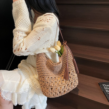 Válltáska szalmafonatból bojtokkal, városi minimalist stílus, függőleges négyzet alak, mágneszár, egy pánttal