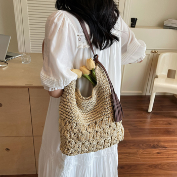 Válltáska szalmafonatból bojtokkal, városi minimalist stílus, függőleges négyzet alak, mágneszár, egy pánttal