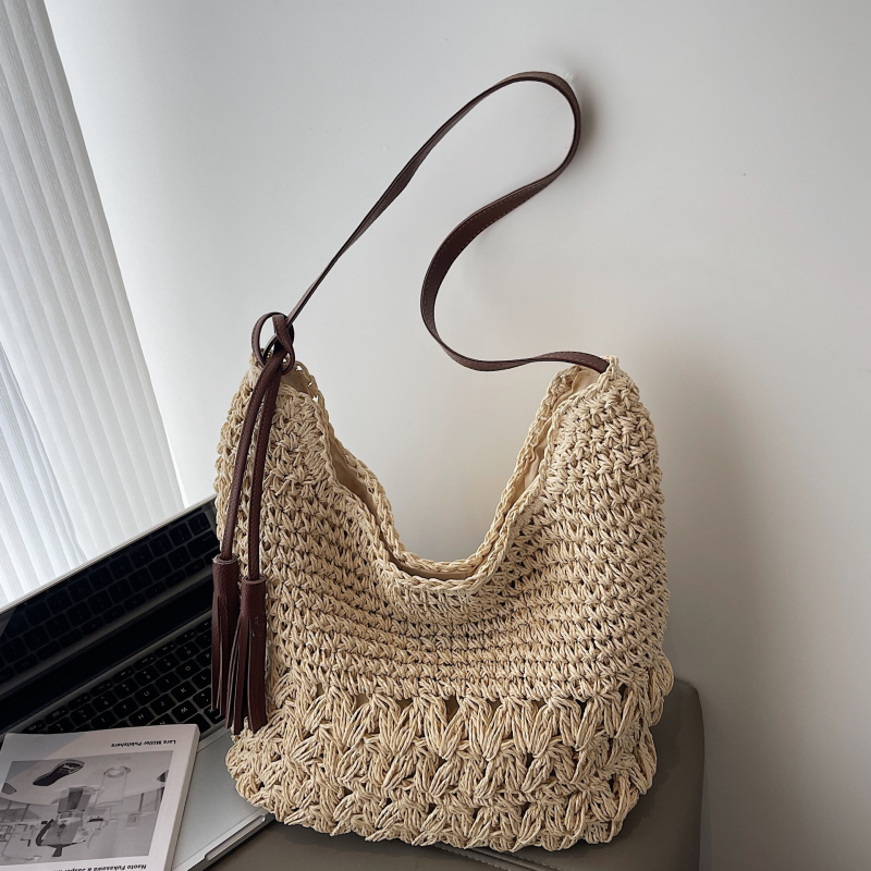 Válltáska szalmafonatból bojtokkal, városi minimalist stílus, függőleges négyzet alak, mágneszár, egy pánttal