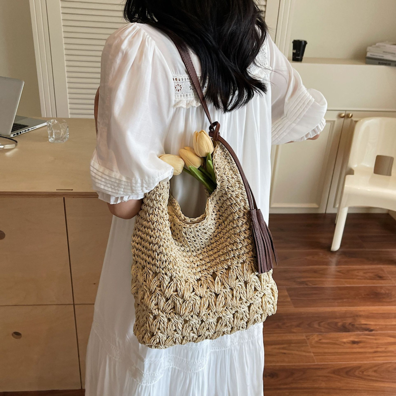 Válltáska szalmafonatból bojtokkal, városi minimalist stílus, függőleges négyzet alak, mágneszár, egy pánttal