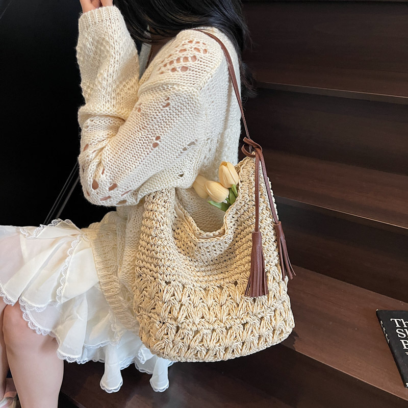 Válltáska szalmafonatból bojtokkal, városi minimalist stílus, függőleges négyzet alak, mágneszár, egy pánttal