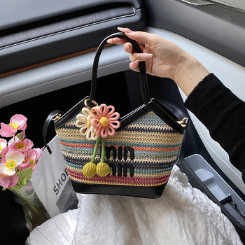 Szív alakú, fonott szalma anyagú váll- és crossbody táska cipzáras záródással, poliészter bélés, rekesz telefonhoz és személyazonosító kártyához