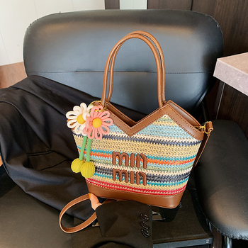 Szív alakú, fonott szalma anyagú váll- és crossbody táska cipzáras záródással, poliészter bélés, rekesz telefonhoz és személyazonosító kártyához