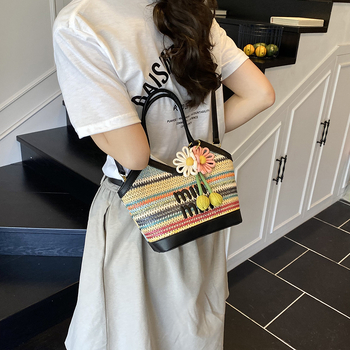 Szív alakú, fonott szalma anyagú váll- és crossbody táska cipzáras záródással, poliészter bélés, rekesz telefonhoz és személyazonosító kártyához