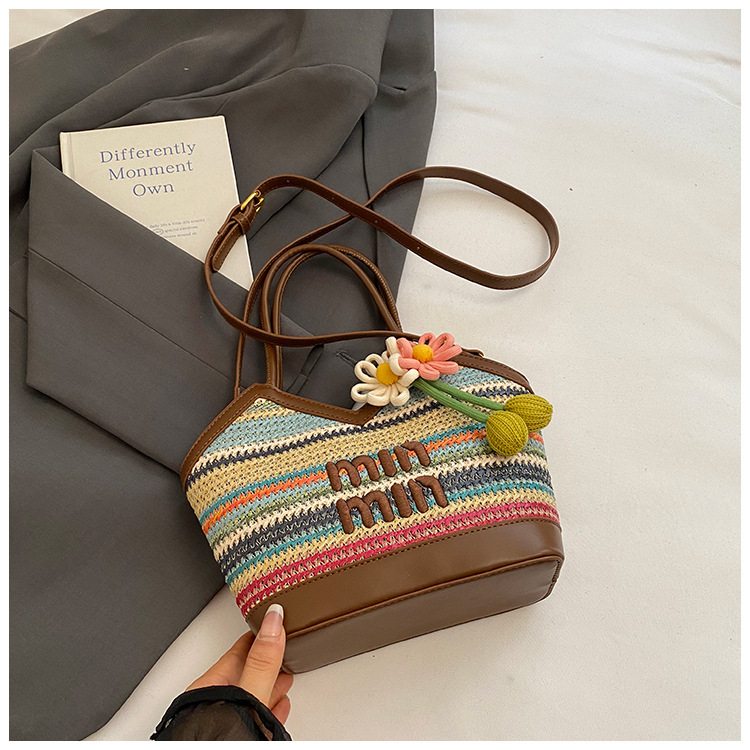 Szív alakú, fonott szalma anyagú váll- és crossbody táska cipzáras záródással, poliészter bélés, rekesz telefonhoz és személyazonosító kártyához