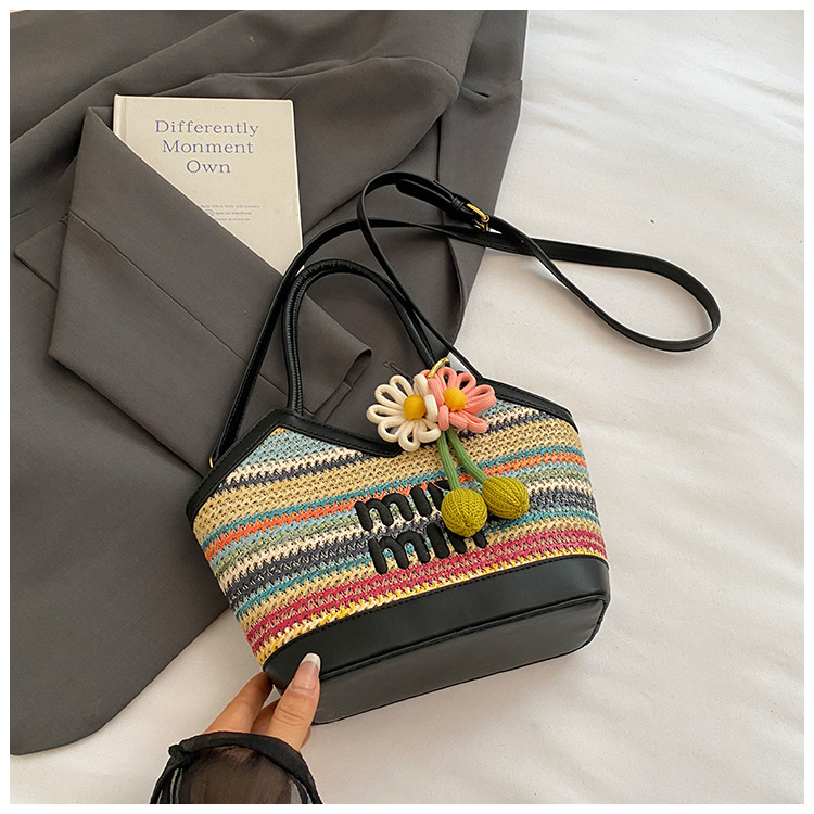 Szív alakú, fonott szalma anyagú váll- és crossbody táska cipzáras záródással, poliészter bélés, rekesz telefonhoz és személyazonosító kártyához