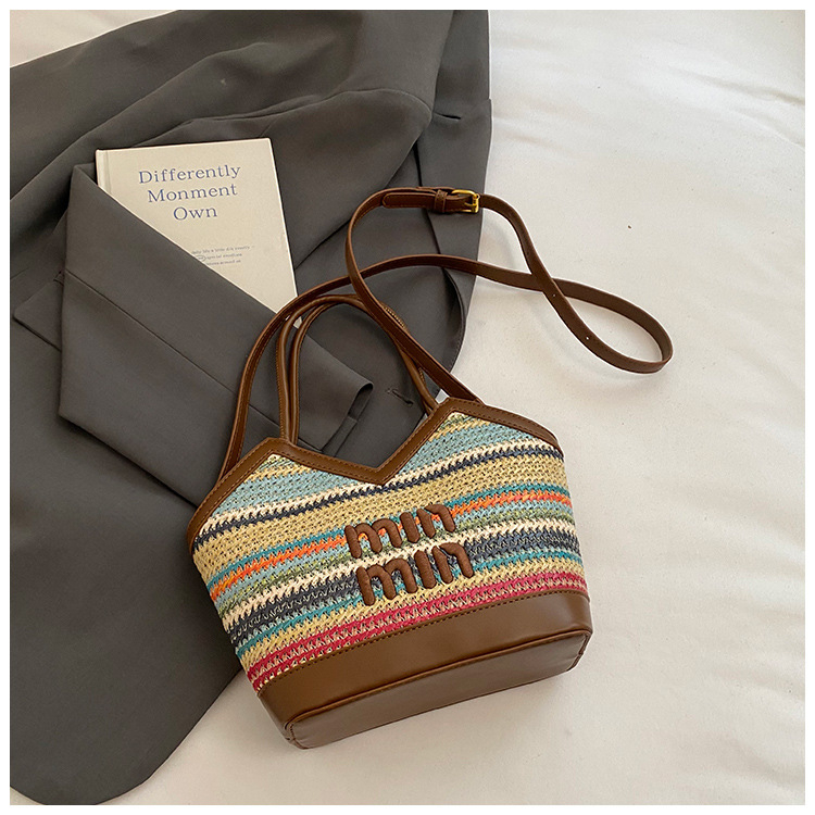 Szív alakú, fonott szalma anyagú váll- és crossbody táska cipzáras záródással, poliészter bélés, rekesz telefonhoz és személyazonosító kártyához