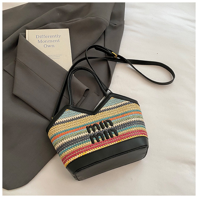 Szív alakú, fonott szalma anyagú váll- és crossbody táska cipzáras záródással, poliészter bélés, rekesz telefonhoz és személyazonosító kártyához