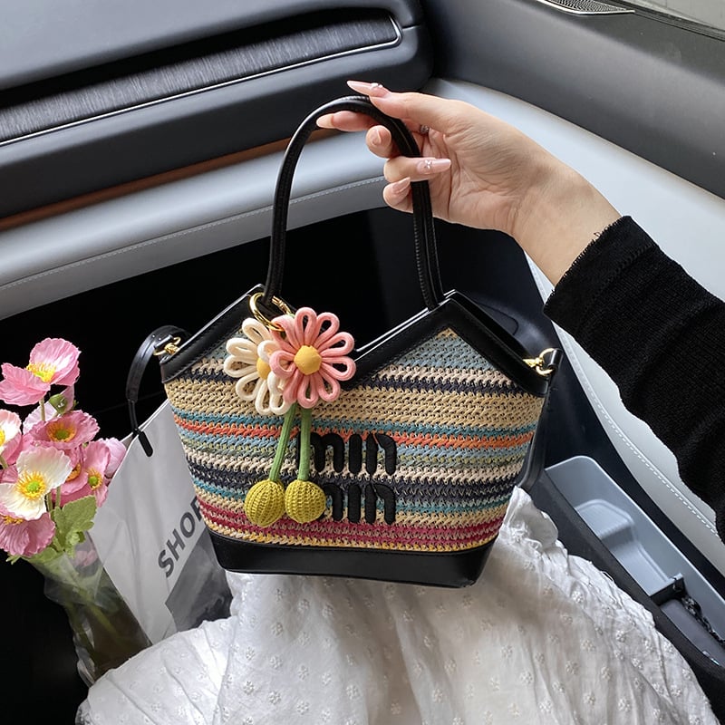 Szív alakú, fonott szalma anyagú váll- és crossbody táska cipzáras záródással, poliészter bélés, rekesz telefonhoz és személyazonosító kártyához