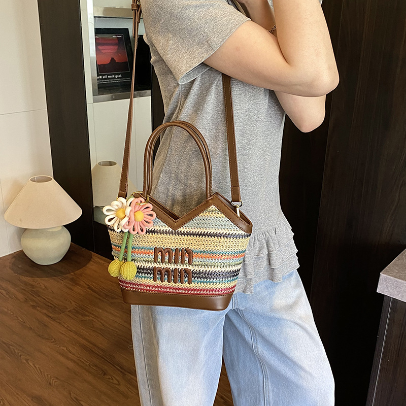 Szív alakú, fonott szalma anyagú váll- és crossbody táska cipzáras záródással, poliészter bélés, rekesz telefonhoz és személyazonosító kártyához