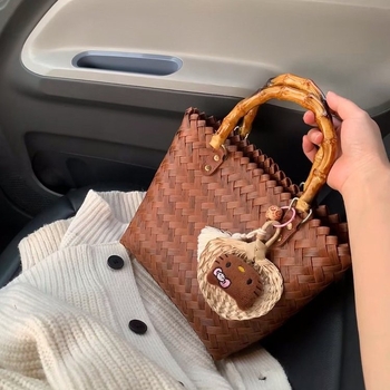 Tote táska szalmából, utcai divat stílusban, horizontális négyzetes forma, poliészter bélés, telefontartó zseb