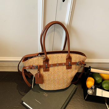 Szalma vödör táska, PU anyagból, nyitott felső, egy vállpánt, belső telefontároló zseb