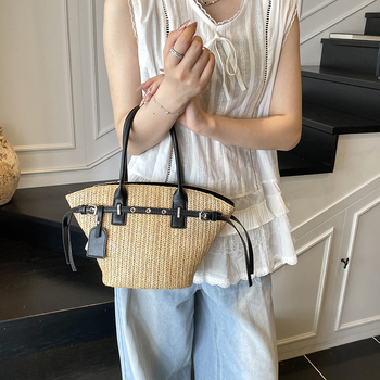 Szalma vödör táska, PU anyagból, nyitott felső, egy vállpánt, belső telefontároló zseb