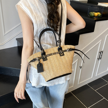 Szalma vödör táska, PU anyagból, nyitott felső, egy vállpánt, belső telefontároló zseb