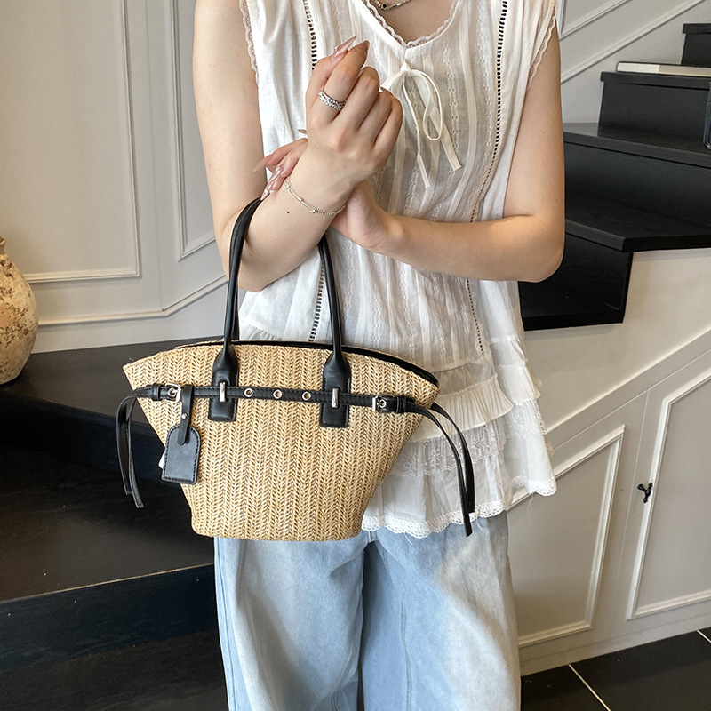 Szalma vödör táska, PU anyagból, nyitott felső, egy vállpánt, belső telefontároló zseb