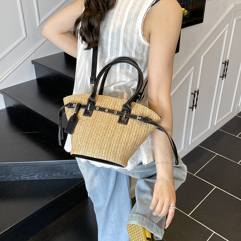 Szalma vödör táska, PU anyagból, nyitott felső, egy vállpánt, belső telefontároló zseb