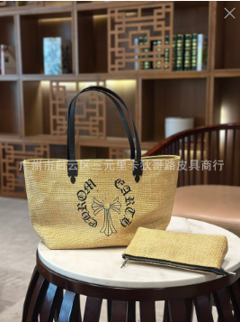 Szalmából készült tote táska nyitott felsővel és dupla vállpánttal — horizontális négyzet formájú, mindennapi használatra