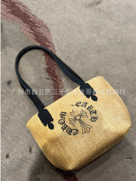 Szalmából készült tote táska nyitott felsővel és dupla vállpánttal — horizontális négyzet formájú, mindennapi használatra