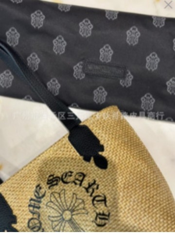 Szalmából készült tote táska nyitott felsővel és dupla vállpánttal — horizontális négyzet formájú, mindennapi használatra