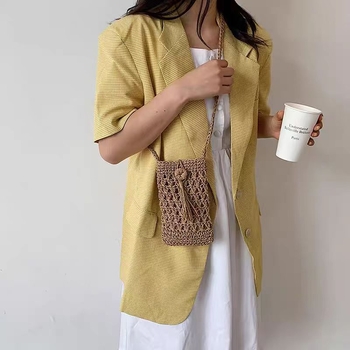 Crossbody táska, kézzel készített szalmaanyagból, városi letisztult stílus, függőleges négyzetes forma, laminált cipzáras belső zseb