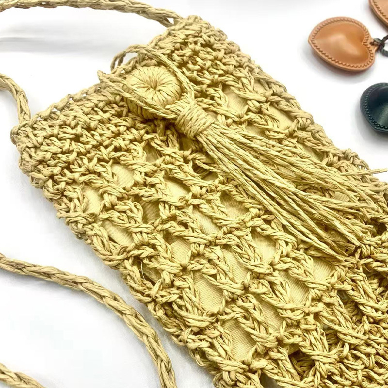 Crossbody táska, kézzel készített szalmaanyagból, városi letisztult stílus, függőleges négyzetes forma, laminált cipzáras belső zseb