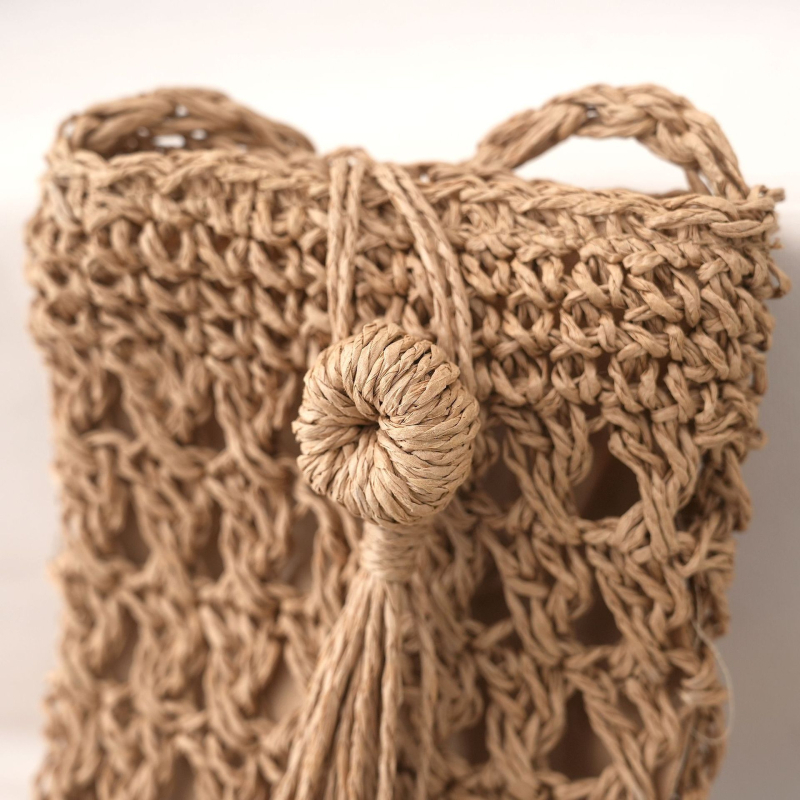 Crossbody táska, kézzel készített szalmaanyagból, városi letisztult stílus, függőleges négyzetes forma, laminált cipzáras belső zseb