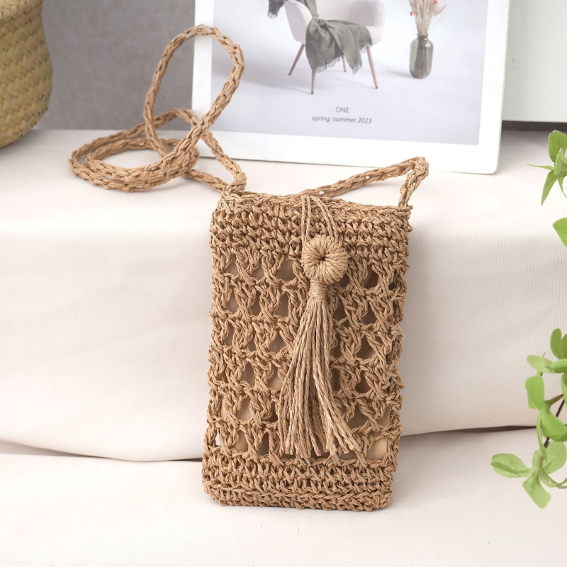 Crossbody táska, kézzel készített szalmaanyagból, városi letisztult stílus, függőleges négyzetes forma, laminált cipzáras belső zseb