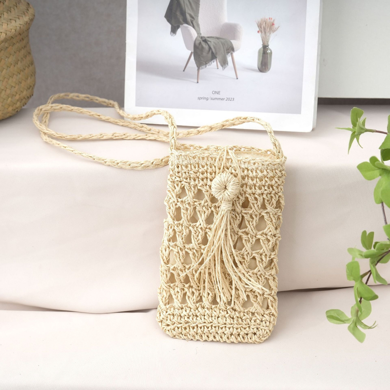 Crossbody táska, kézzel készített szalmaanyagból, városi letisztult stílus, függőleges négyzetes forma, laminált cipzáras belső zseb