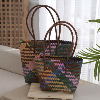 Tote táska - Városi egyszerűség, szalma anyag, vízszintes négyzet alakú, nyitott felső