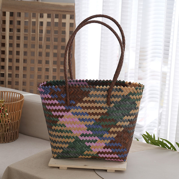 Tote táska - Városi egyszerűség, szalma anyag, vízszintes négyzet alakú, nyitott felső