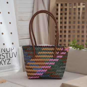 Tote táska - Városi egyszerűség, szalma anyag, vízszintes négyzet alakú, nyitott felső