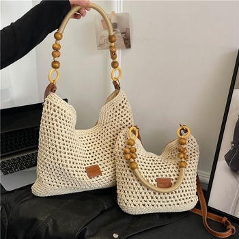 Kötött, henger alakú válltáska cipzárral; belső cipzáras zseb; egy vállpánt