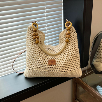 Kötött, henger alakú válltáska cipzárral; belső cipzáras zseb; egy vállpánt