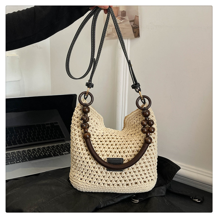 Kötött, henger alakú válltáska cipzárral; belső cipzáras zseb; egy vállpánt